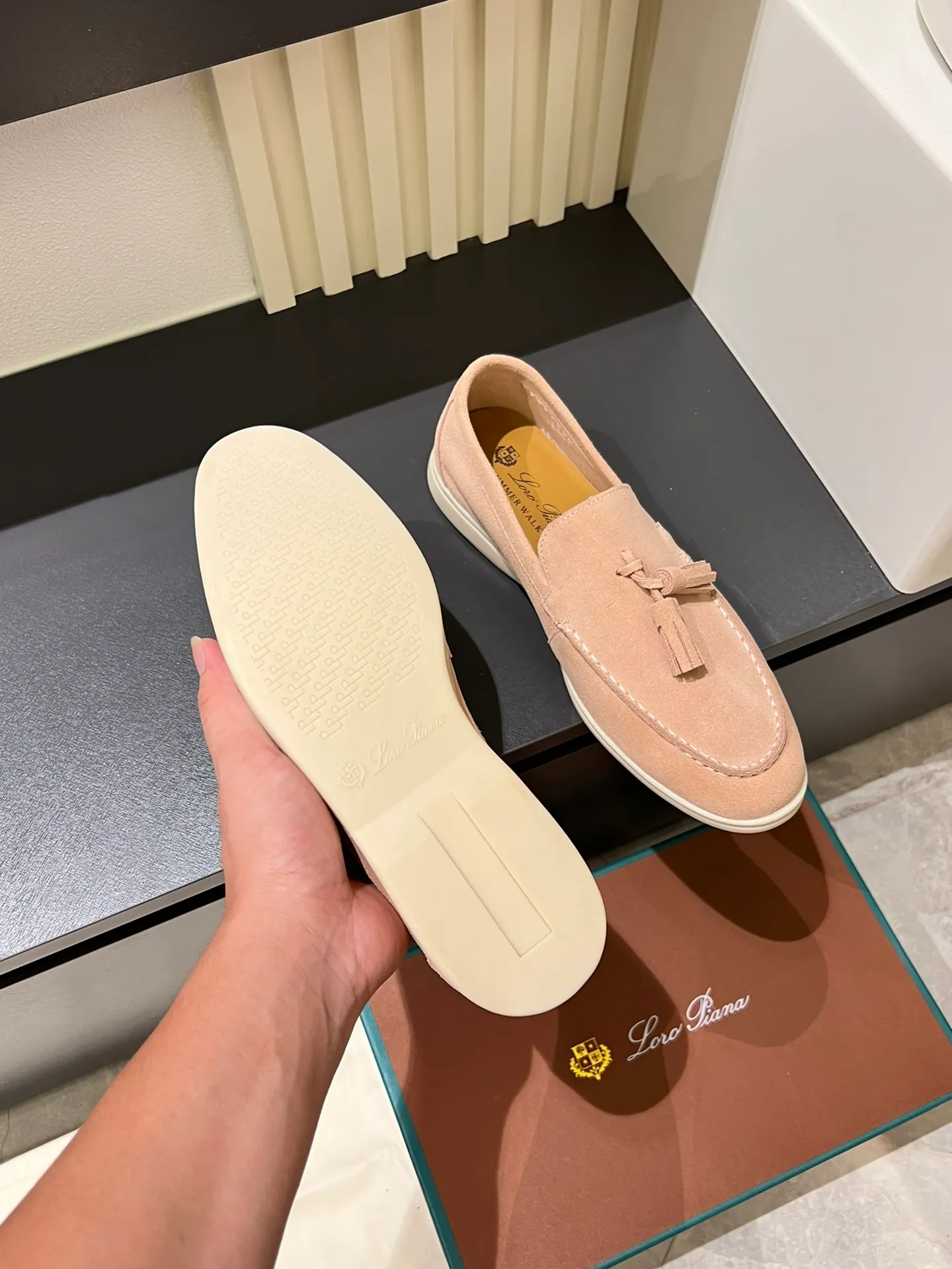 Men's shoes 💰p360 "Loro men's shoes 💰pian'*" Classic L men's shoes for couples 💰p Top version British flat loafers, a must-have item in old money style, the minimalist design is eye-catching and durable, a plus point for dressing The soft foot feel and texture are outstanding. They don’t scratch your feet and are very nice. They are matched with soft and waxy soles. They can be worn daily for a long time without getting tired. They are easy to wear, versatile and classic items, with perfect foot feel and texture! Imported cashmere fabric, the lining is made of imported A-grade water-dyed cow lining, the top version of the genuine leather midsole is sewn with pure handmade mark thread! Size: Female 35-40 (34. Customized) Male 38-44 (45.46. Customized)